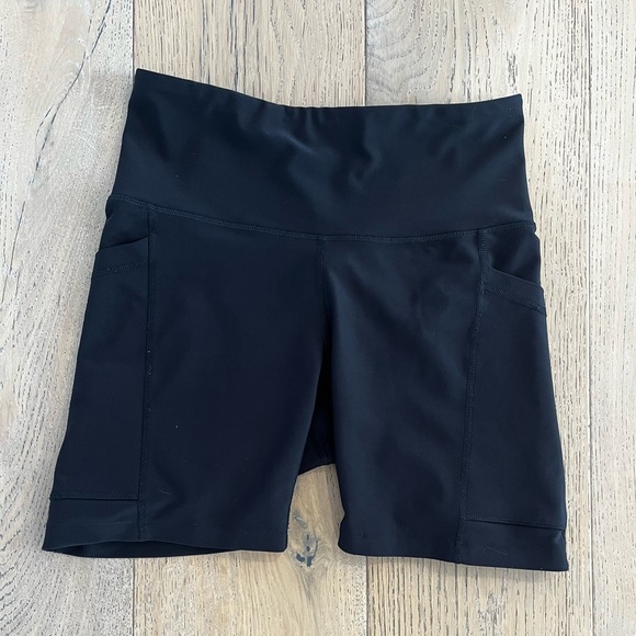 Old Navy High Rise Powersoft Bike Short 4” inch Women Medium Black Pockets - Picture 1 of 5